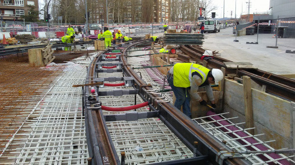 Barres ondulées de SVR. Tranvia de Vitoria